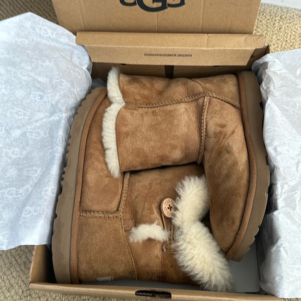 Ugg Bailey Button II Short Boots Youth Size 4 Chestnut